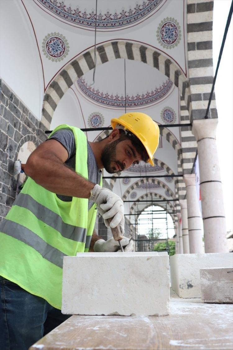 <p>Sur'da 28 Kasım 2015'te Diyarbakır Baro Başkanı Tahir Elçi'nin hayatını kaybettiği, polis memurları Ahmet Çiftaslan ve Adem Erdur'un şehit edildiği saldırının ardından terör örgütü PKK'ya yönelik başlatılan "Bayrak-12 Sur Müşterek Özel Birlik Operasyonu" 103'üncü gününde 9 Mart 2016'da başarıyla tamamlanmıştı.</p>

<p> </p>

