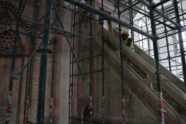 <p>Tarihi surları ve Hevsel Bahçeleri ile UNESCO Dünya Kültür Mirası Listesi'nde yer alan, farklı medeniyetler ve dönemlere ait cami, kilise, kale, han, ev, çarşı ve köprü olmak üzere 612 kültür varlığı bulunan Sur'da operasyonlarla sıkıştırılan PKK'lı teröristler, tarihi dokuya da zarar vermişti.</p>

<p> </p>
