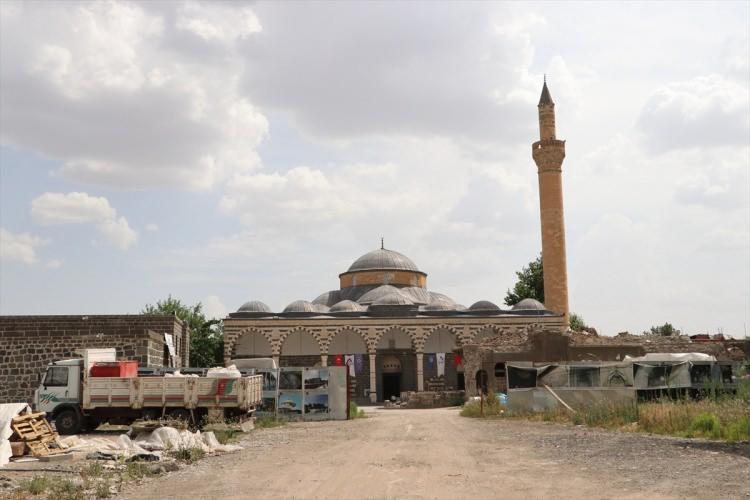 <p><strong>Teröristler camiyi kullanılamaz hale getirdi</strong></p>
<p>İlçe, tarihi Hazreti Süleyman, Nasuh Paşa, Fatih Paşa, Arap Şeyh, Hacı Hamit ve Hasırlı camileri ile kentteki kiliseler, çevrelerine teröristlerce kazılan çukurlar, kurulan barikatlar ve tuzaklanan patlayıcılar nedeniyle hasar görmüştü.</p>