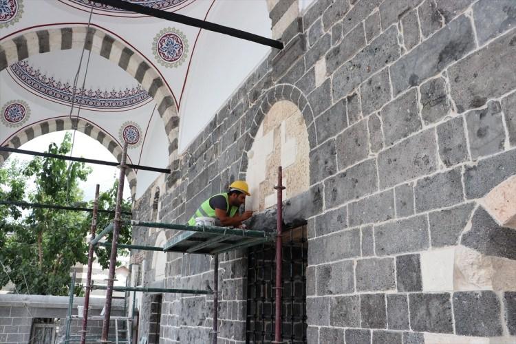 <p>Orijinal kapısı tamamen yanan, şadırvanı yıkılan, imam odası, daha önce medrese olarak kullanılan bölümü ile altın varaklı minberi kullanılamaz hale gelen caminin, teröristlerce ateşe verilmeden önce uzun namlulu silahlarla düzenlenen saldırıda kapı, duvar ve camları da zarar gördü.</p>
<p> </p>