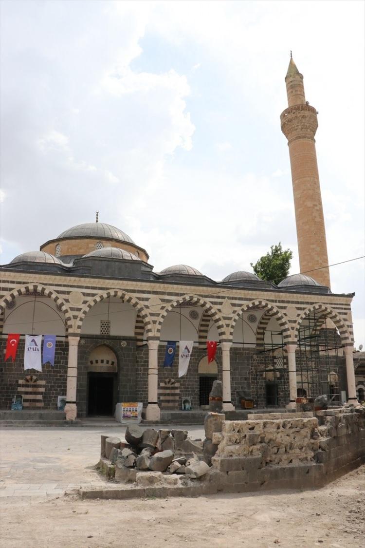 <p>Fatih Paşa Camisi'nde yüzde 70'lik fiziki gerçekleşmeye ulaşılan restorasyon çalışmalarının yıl sonuna kadar tamamlanarak, tarihi caminin gelecek yıl ibadete açılması planlanıyor.</p>
<p> </p>