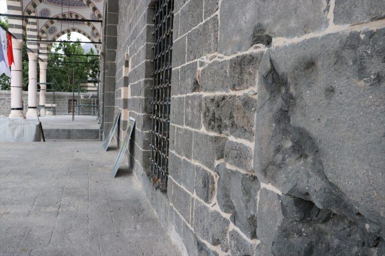 <p>Sur'da 3 yıl önce yaşanan terör saldırılarına değinen Çiftçi, "Maalesef çukur olaylarında terör örgütü tarafından burası bir mevzi olarak kullanılmış. Hiçbir değere, hiçbir kutsala saygı gösterilmeden neredeyse içeride hiçbir şey bırakılmayacak şekilde yakılmış, yıkılmış, kurşunlanmış bir halde güvenlik güçlerimiz tarafından geri alındı." dedi.</p>

<p> </p>
