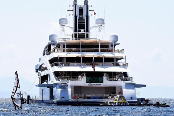 <p>Bodrum'un ve G&ouml;kova'nın cennet koylarını gezen ve kentten ayrılması beklenen İbragimov ailesi, 4'&uuml;nc&uuml; g&uuml;nde Yalıkavak Mahallesi koyuna demirledi.</p>
