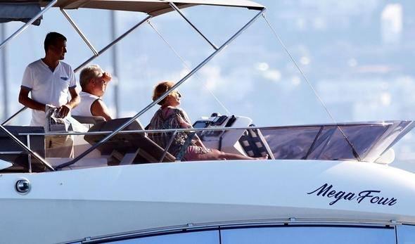 <p>İbragimov, eşi ve yakınları, botla koylarını gezerek Yalıkavak Marinası'nda alışveriş yaptı, sonra yata d&ouml;nd&uuml;.</p>
