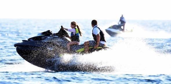<p><strong>&Ccedil;OCUĞUN JET-SKİ KULLANMASI KORKUTTU </strong></p>

<p>İbragimov'un kızı olduğu sanılan bir &ccedil;ocuğun jet-ski kullanması dikkat &ccedil;ekti.</p>
