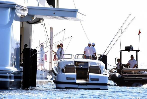 <p>Yalıkavak koyundaki teknelerin arasında zigzaglar &ccedil;izerek ge&ccedil;en k&uuml;&ccedil;&uuml;k kızı g&ouml;ren bazı T&uuml;rk yat sahipleri ve kaptanları, şaşkınlıklarını gizleyemedi.</p>
