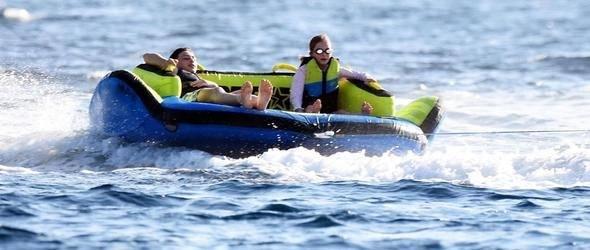 <p>K&uuml;&ccedil;&uuml;k kızın jet-ski kullandığı sırada bazı korumaların zodyak bot ile koruma yaptığı ve yatların rotalarını değiştirmek zorunda kaldığı g&ouml;r&uuml;ld&uuml;.</p>
