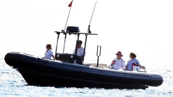 <p>D&uuml;n akşam Yalıkavak Limanına &ccedil;ıkan işadamı, 10 kişi ile birlikte bir balık restoranda deniz &uuml;r&uuml;nleri ve şaraptan oluşan yemek yedi.</p>
