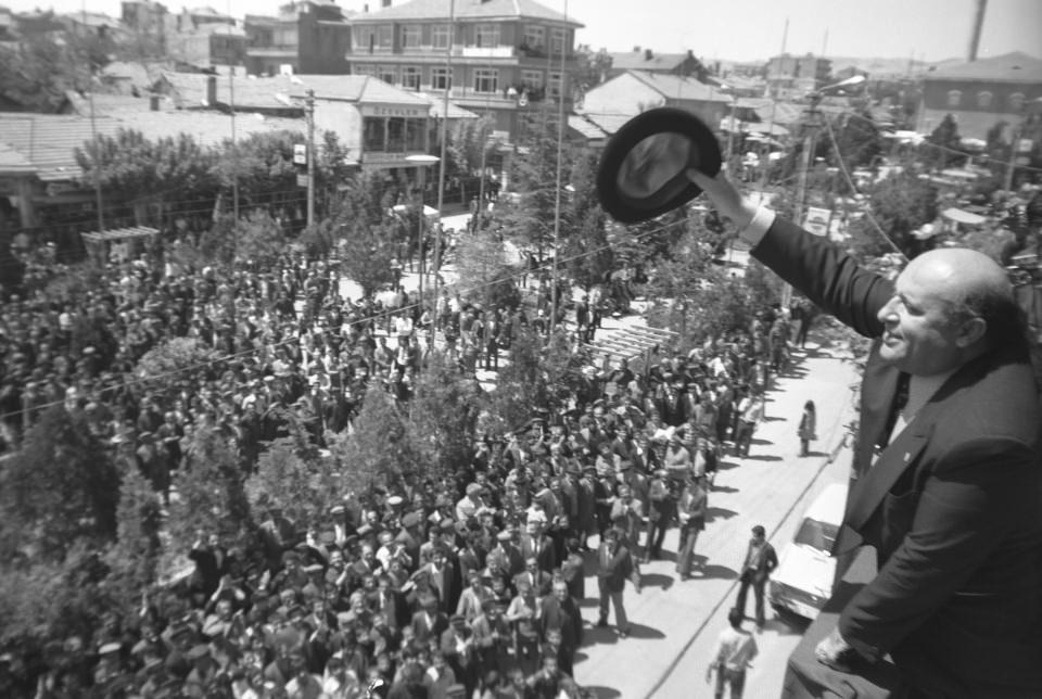 <p>Adalet Partisi Genel Başkanı Süleyman Demirel, 26 Mayıs 1974'de Kırıkkale'de halka hitap etti.</p>

