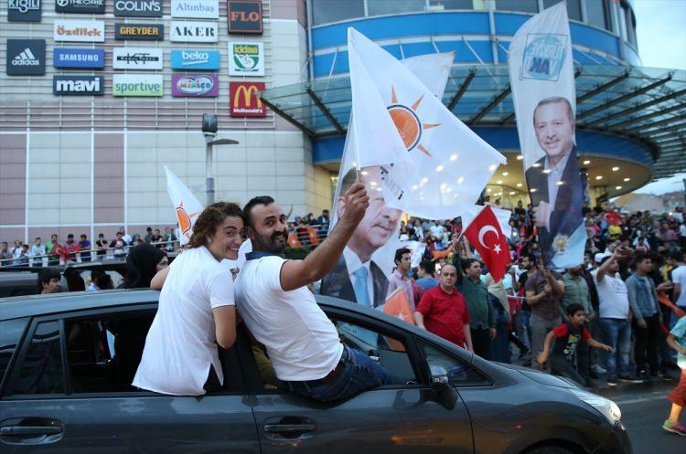 <p>Cumhurbaşkanı ve 27. Dönem Milletvekilliği seçimi sonuçlarının açıklanmaya başlamasının ardından, vatandaşlar Güngören'de toplanarak sevinç gösterisinde bulundu.</p>
<p> </p>