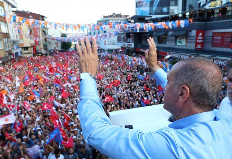 <p> Anılan değişiklikle Türk hukukuna bireysel başvuru kurumu dahil olmuş, vatandaşların Anayasa ve AİHS ile güvence altına alınmış temel hak ve özgürlüklerinin Anayasa Mahkemesi aracılığıyla korunması amaçlanmıştır.</p>
<p> Devletin toplumun dezavantajlı kesimleri olan kadınlar, çocuklar, yaşlılar, özürlüler, harp ve vazife şehitlerinin dul ve yetimleri ile malul ve gaziler için sosyal adalet ve eşitlik çerçevesinde alacağı tedbirlerin Anayasa'da düzenlenen eşitlik ilkesine aykırı olarak yorumlanamayacağı hükme bağlanmıştır.</p>