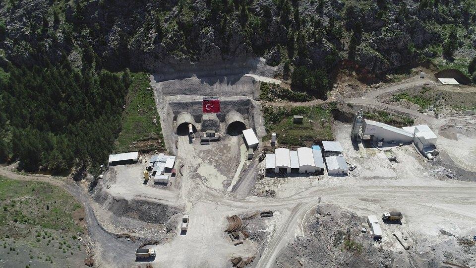 <p>Yaz aylarında Akdeniz bölgesinin yüksek turizm potansiyelinden dolayı taşıt trafiği artan güzergahtaki bu proje ile kar yağışı, buzlanma ve tipinin yoğun olduğu kesimlerde yaklaşık 400-500 metrelik alt kotlarda tünel ve bağlantı yolları yapılacak.</p>

<p> </p>
