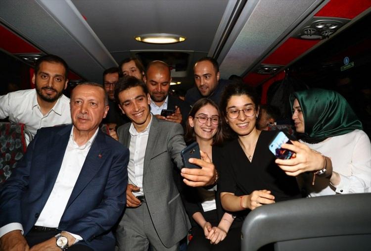 <p>Cumhurbaşkanı Recep Tayyip Erdoğan, "Gençlik ve Teknoloji Buluşması"nda sorularını yanıtladığı gençlerle, milli imkan ve kabiliyetlerle geliştirilen T129 Atak Taarruz ve Taktik Keşif Helikopteri'nin üretim hattını gezdi. </p>

<p> </p>
