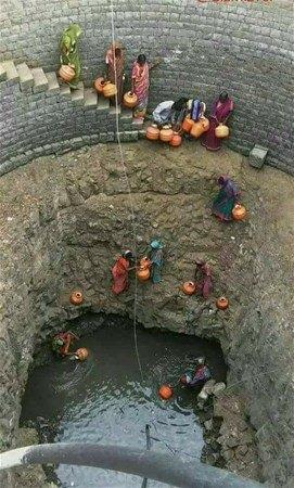 <p>Suya ulaşmaya çalışan Hintli kadınlar.</p>
<p> </p>