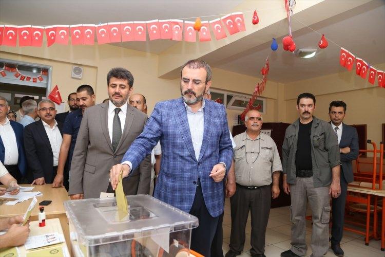 <p>Çıkışta gazetecilere açıklamalarda bulunan Ünal, seçimlerin ülkeye ve millete hayırlar getirmesini diledi.</p>
