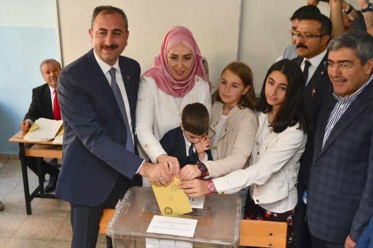 <p>Adalet Bakanı ve Gaziantep 1. Sıra milletvekili adayı Abdulhamit Gül eşi ve çocuklarıyla beraber Hasan Celal Güzel İlkokulunda oyunu kullandı. </p>