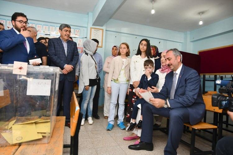 <p>Bakan Gül çıkışta basın mensuplarına açıklamalarda bulunarak, demokrasi vurgusu yaptı. </p>