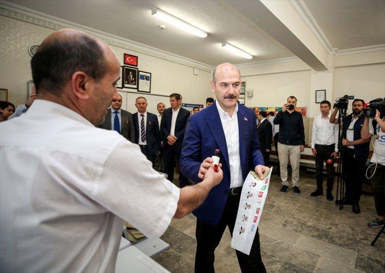 <p>İçişleri Bakanı Süleyman Soylu, oyunu Gaziosmanpaşa'da kullandı. Türkiye'nin demokrasi şenliği yaşadığını vurgulayan Soylu, "Milletimiz her zaman verdiği gibi en doğru kararı verecektir" dedi. </p>