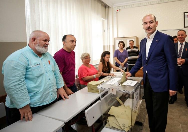 <p>Türkiye'nin demokrasi şenliği yaşadığını belirten Soylu, "Sabah itibariyle oy kullanma işlemleri tüm Türkiye'de sorunsuz şekilde başladı 81 vilayetimizde. Hem ülkemiz hem milletimiz için, hem yarınlarımız için milletimiz her zaman verdiği gibi en doğru kararı verecektir. Allah hayırlı uğurlu etsin" ifadelerini kulandı. </p>
