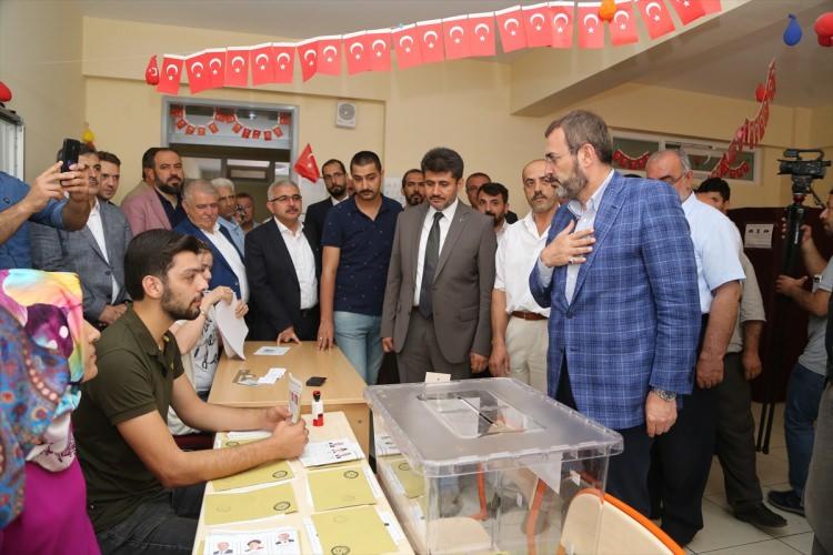 <p>Yüksek Seçim Kurulu ve devletin ilgili kurumları gerekli önlemleri, güvenlik tedbirlerini alıyor. Bizim için milletin iradesi her iradenin üstündedir. Onun korunması, muhafaza edilmesi ve güvenli bir şekilde tecelli etmesi de siyasetçiler olarak bizim asli görevimizdir."</p>