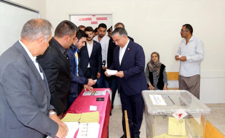 <p>Milli Eğitim Bakanı İsmet Yılmaz, cumhurbaşkanı ve 27. Dönem Milletvekili Genel Seçimi için oyunu Sivas Ahmet Türkseven İlk-Ortaokulu'nda 2116 nolu sandıkta kullandı.</p>