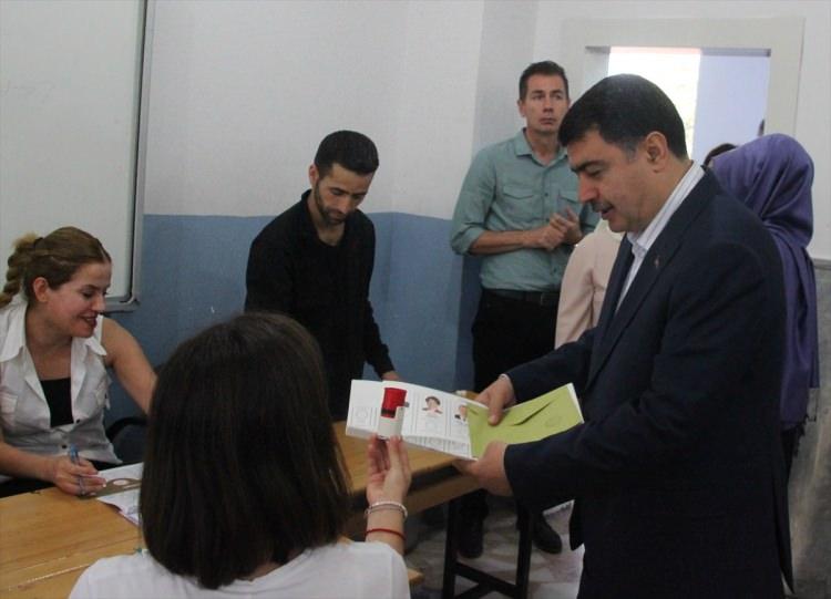 <p>İstanbul Valisi Vasip Şahin, Cumhurbaşkanlığı ve 27. Dönem Milletvekili Genel seçimleri için oyunu Florya’da Aybars Ak Ortaokulu’nda kullandı.</p>