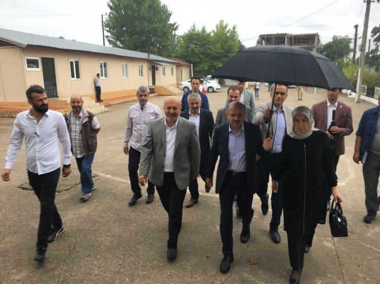 <p>Başbakan Yardımcısı Fikri Işık ve eşi Nigar Işık, oylarını Kocaeli'nin Başiskele ilçesinde kullandı.</p>
<p> </p>