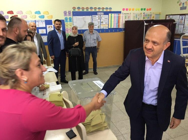 <p>Fikri Işık seçimlerin demokrasi, ülke ve millet için hayırlı olması dileklerinde bulunarak, "Türkiye demokratik olgunluğa ulaşmış bir ülke. Seçimlerden önce hangi tartışma olursa olsun, adaylar alanlarda hangi dili, hangi ifadeleri kullanırsa kullansınlar, oy verme günü Türkiye de büyük bir sükunet hakim olur. </p>