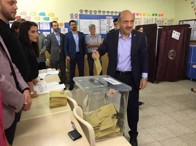 <p>Çok nadir münferit olaylar dışında Türkiye'nin sandık huzurunu bana göre pek çok dünyadaki demokrasiyi kıskandıracak olgunluktadır. Bu aslında Türkiye'nin demokratik olgunluğunun da en önemli göstergesidir. Oyumuzu kullandık. İnsanlar sandıklara gelip oyunlarını kullanıyorlar. Bugün de inanıyorum ki; büyük bir huzur içerisinde sükunet içerisinde ve büyük bir kardeşlik içersinde herkes gelecek ve oyunu kullanacak, demokratik tercihini yapacak ve bu tercih sonucunda Türkiye'de önümüzdeki 5 yıl hizmet edecek hem Cumhurbaşkanı ve TBMM seçilmiş olacak" dedi.</p>