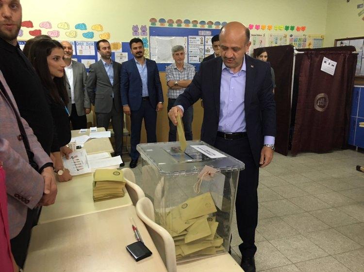<p>Siyasetçilerin yaptığı yanlışların halk tarafından sandıklarda düzeltildiğine defalarca şahit olduğunu söyleyen Fikri Işık, "Ben Türkiye'de bugüne kadar halkın hiç yanlış yapmadığı inancındayım. Siyasetçilerin yaptığı yanlışın halk tarafından sandıklarda düzeltildiğine defalarca şahit olduk. Doğru yapan siyasetçinin sandıkta desteklendiğini ve ülkenin bu sayede demokratik yolda emin adımlarla yürüdüğüne inanan insanlardanım. Bu seçimde de halkımız en doğru kararı verecek. Seçime katılımın en iyi olmasını bekliyorum. Bütün halkımızın mutlaka ama mutlaka gelip oyunu kullanması, inandığı kişiye, partiye oyu vererek Türkiye'nin geleceğine katkı sunmasını istiyorum. Sonucun şimdiden şehrimiz, ülkemiz, milletimiz ve demokrasimiz için hayırlı olmasını temenni ediyorum" diye konuştu.</p>