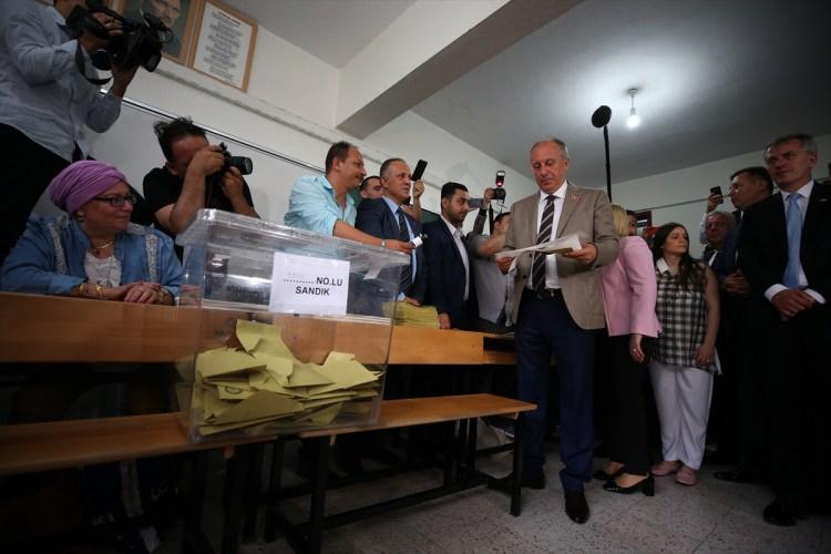 <p>CHP'nin Cumhurbaşkanı adayı Muharrem İnce, Cumhurbaşkanı ve 27'nci Dönem Milletvekili Genel Seçimi için Yalova merkezdeki Saffet Çam İlk ve Ortaokulu'nda oyunu kullandı.</p>