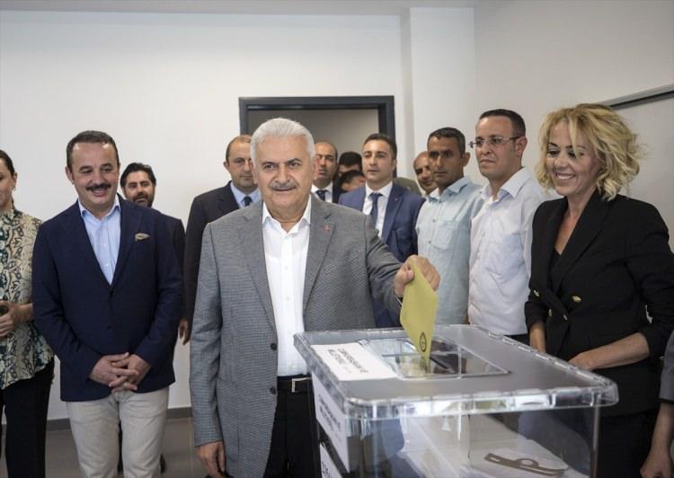<p>Başbakan Binali Yıldırım, Cumhurbaşkanı ve 27. Dönem Milletvekili Genel Seçimi için oyunu İzmir Bahar Yıldırım İlkokulu’nda 2354 nolu sandıkta kullandı.</p>