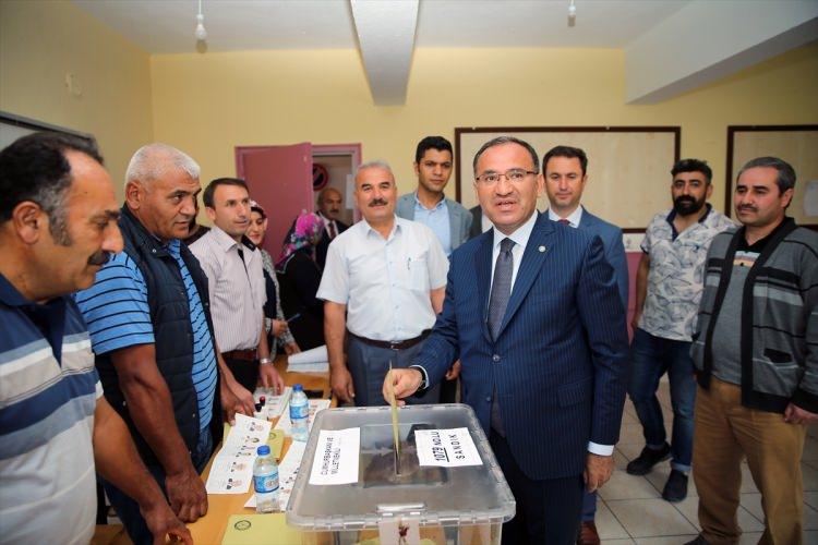 <p>Başbakan Yardımcısı ve Hükümet Sözcüsü Bekir Bozdağ, Yozgat'ın Sorgun ilçesinde Yeşilyurt İlkokulu 1079 numaralı sandıkta oy kullandı.</p>
