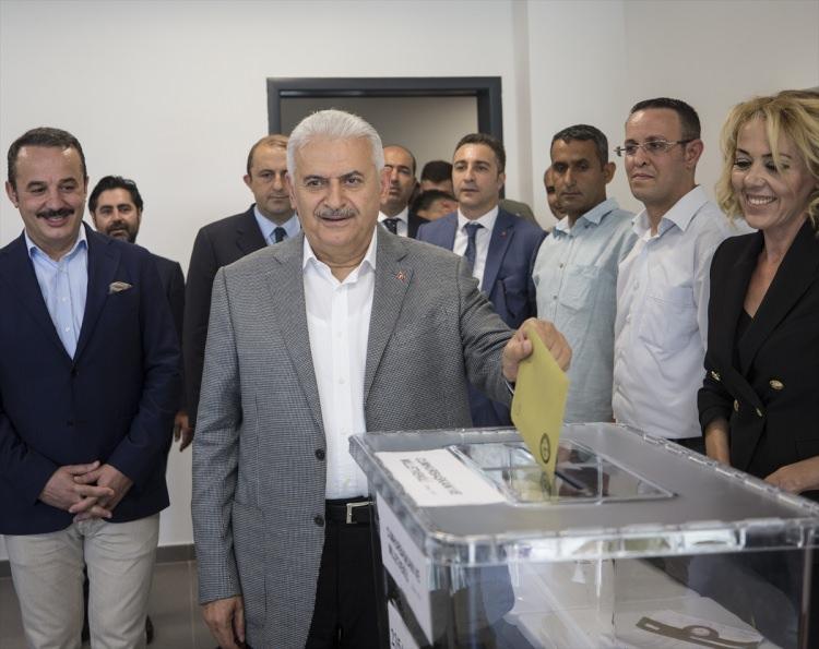 <p>Başbakan Yıldırım, Ankara'ya geçerek, Cumhurbaşkanı Erdoğan ile birlikte seçim sonuçlarını takip edecek.</p>
<p> </p>
