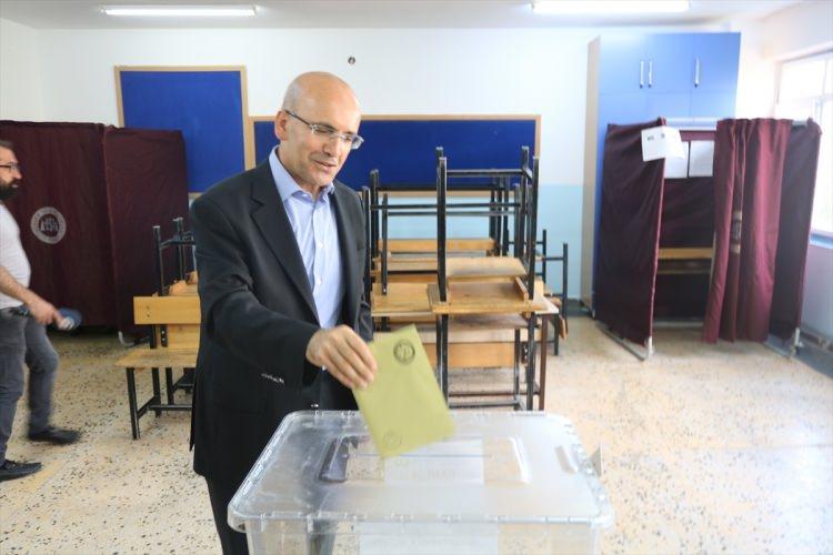 <p>Başbakan Yardımcısı Mehmet Şimşek, Cumhurbaşkanı ve 27. Dönem Milletvekili Genel Seçimi için oyunu Ankara'nın Gölbaşı ilçesindeki Şahin Sevin İlkokulu'nda kullandı.</p>