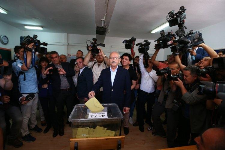 <p>CHP Genel Başkanı Kemal Kılıçdaroğlu da eşi Selvi Kılıçdaroğlu ile birlikte Ankara'da oyunu kullandı.</p>
