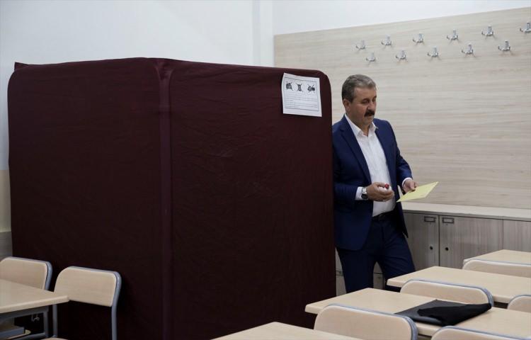 <p>Büyük Birlik Partisi (BBP) Genel Başkanı ve AK Parti Ankara Milletvekili Adayı Mustafa Destici, Keçiören'in Etlik Mahallesi'nde bulunan Fethiye Kemal Mumcu Anadolu Lisesi'ne eşi Şükriye Destici ve kızı Özgül Hilal ile geldi. 3203 numaralı sandıkta oyunu kullanan Destici, sandık görevlileri ve seçmenlerle bir süre sohbet etti. Destici, oyunu kullandıktan sonra basın mensuplarına açıklama yaptı.</p>
