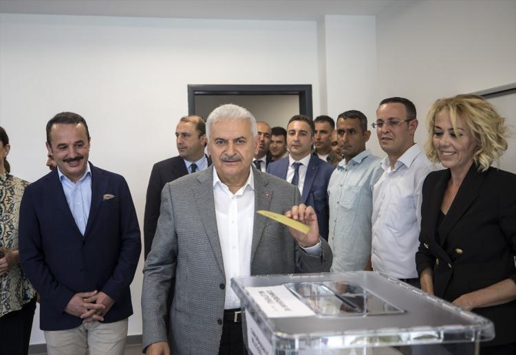 <p>Oyunu kullandıktan sonra açıklama yapan Başbakan Yıldırım, "Oyumuzu kullandık, vatandaşlık görevimizi yaptık, memleketimiz ve milletimiz için hayırlı olsun. "Bu seçimlerde ben Cumhurbaşkanlığı hem de milletvekillerini seçiyoruz. Yeni sistemde Türkiye yeni hedeflere yeni ufuklara istikrar ve güven içinde ilerlemeye devam edecek. Seçimlerin bütün milletimize huzur barış ve kardeşliğe vesile olmasını diliyorum. Güzel bir seçim ortamı geçiriyoruz, insanlar akın akın oy kullanmaya geliyor." dedi.</p>