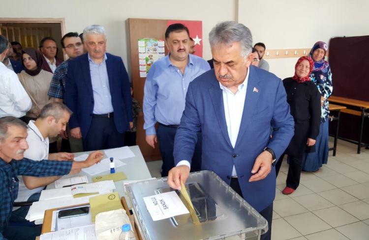 <p>Memleketi Rize’de bulunan AK Parti Genel Başkan Yardımcısı Hayati Yazıcı, saat 10.00 sıralarında geldiği Kurtuluş İlköğretim Okulu’nda, sandıkların kurulduğu sınıfları gezdi, vatandaşlarla sohbet etti. Oy vereceği sandığın bulunduğu sınıfa giden Yazıcı, 1134 numaralı sandıkta oyunu kulandı. Oy verme işleminin ardından konuşan Yazıcı, tüm dünyanın gözünün bu seçimde olduğunu söyledi. Yazıcı, "Siyasi tarihimizin en önemli seçimini bugün gerçekleştiriyoruz. 2 seçim bir arada yapılıyor. Yeni bir hükümet sistemi yarından itibaren yürürlüğe girecek. Dünya ve Türkiye bu seçimi izliyor. İlk defa ittifak uygulamasını yasal bir düzenlemeye uygun pratiğini gerçekleştiriyoruz. Herkesin gözü bu seçimde. Herkes bizi izliyor. Sonuçların memleketimiz, ülkemiz, gelecek nesiller için hayırlı uğurlu olmasını istiyoruz. Ülke ve vatan hepimizin" dedi.<br />
 </p>
