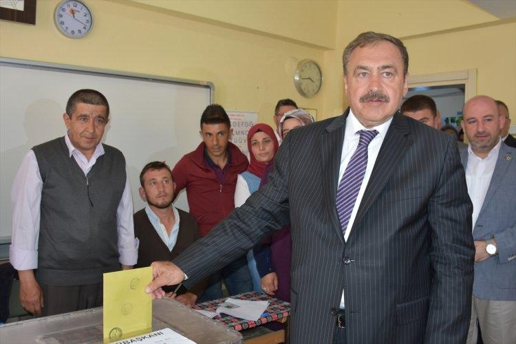 <p>Orman ve Su İşleri Bakanı Veysel Eroğlu, Cumhurbaşkanı ve 27. Dönem Milletvekili Genel seçimleri için oyunu kullanmak amacıyla, memleketi Afyonkarahisar'ın Şuhut ilçesindeki Kurtuluş İlkokuluna geldi.</p>
