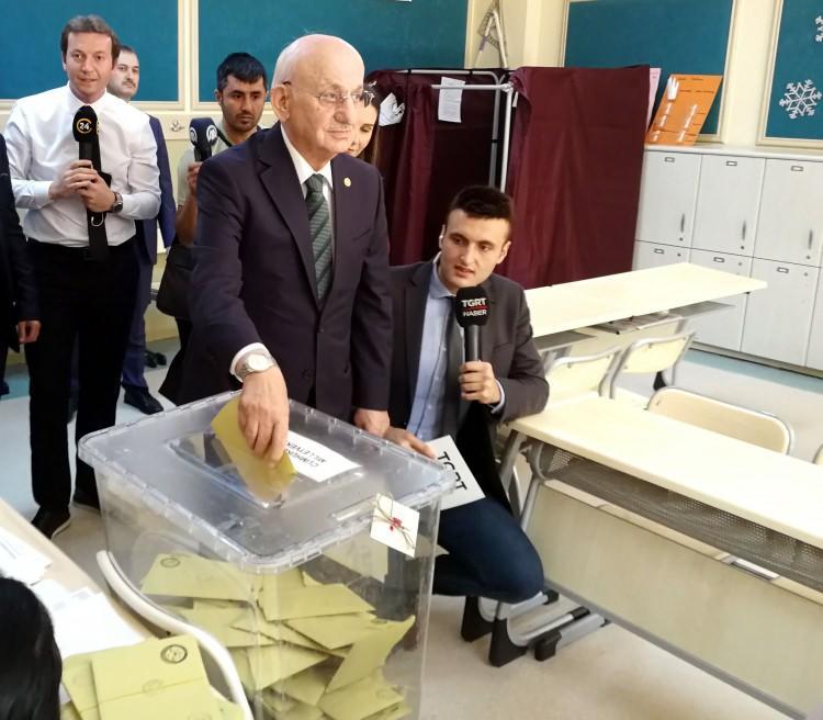 <p>TÜRKİYE Büyük Millet Meclisi (TBMM) Başkanı İsmail Kahraman, oyunu Çankaya İlkokulu'nda kullandı. <br />
 </p>

