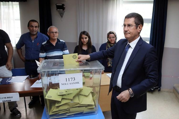 <p>Milli Savunma Bakanı Nurettin Canikli, Cumhurbaşkanı ve 27. Dönem Milletvekili Genel Seçimi için oyunu İstanbul Milli Eğitim Bakanlığı Şakire Hanım Özel Eğitim Uygulama Merkezi ve Özel Eğitim İş Uygulama Merkezi'nde 1173 nolu sandıkta kullandı.</p>
