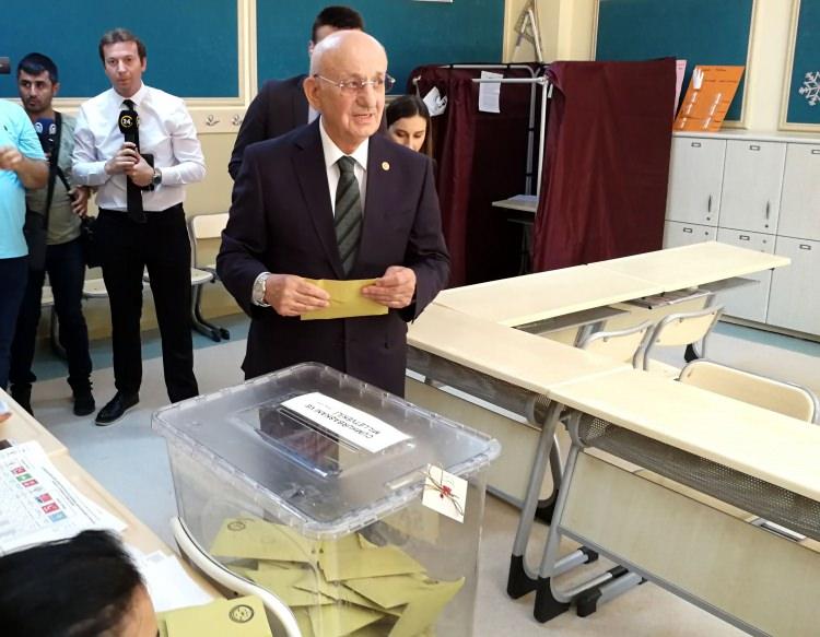 <p>Daha sonra basın mensuplarının sorularını yanıtlayan Kahraman, "Hayırlı olsun. Tarihi bir seçim. Her seçim önemli ve sandık ne derse o olacak. Türkiye, demokrat bir ülke olarak, Cumhuriyet devleti olarak ilelebet yola devam edecek. Herkes için, ülkemiz için hayırlı olsun. Allah, devletimize, milletimize zeval vermesin" dedi.</p>
