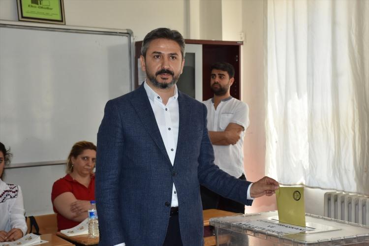 <p>TBMM Başkanvekili Ahmet Aydın, Cumhurbaşkanlığı ve 27. Dönem Milletvekilliği seçimi için oyunu Adıyaman'nın Bozbeyi Mahallesi'ndeki Cengiz Topel Ortaokulunda 1300 numaralı sandıkta kullandı.</p>
