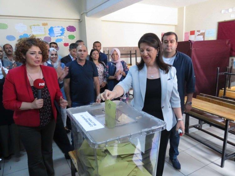 <p>HDP Eş Genel Başkanı Pervin Buldan oyunu Sultanbeyli'de kullandı.<br />
Pervin Buldan oyunu kullanmak için saat 11.30 sıralarında Sultanbeyli Mevlana Ortaokulu'na geldi. Buldan oyunu 1147 nolu sandıkta kullandı. Sandık görevlileri ile selamlaşan Buldan, oyunu kullandıktan sonra basın mensuplarına kısa bir açıklama yaptı. <br />
Demokratik bir seçim olmasını temenni ettiğini belirten Buldan, "Bugün seçimlere çok büyük bir ilgi var. Türkiye'nin geleceğini oyluyoruz. Herkesin özgür iradesiyle oy kullanacağına yürekten inanıyorum" dedi.</p>