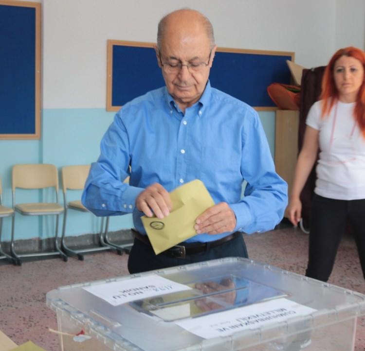 <p>10. Cumhurbaşkanı Ahmet Necdet Sezer ve eşi Semra Sezer, Ankara’nın Gölbaşı ilçesinde oyunu kullandı. </p>
<p>Sezer çifti, Şahin Sevin İlkokula’na gelerek, 1158 nolu sandıkta Cumhurbaşkanı ve 27. Dönem Milletvekili seçimi için oyunu kullandı. Cumhurbaşkanı Sezer ve eşi, daha sonra sandık görevlilerine başarılar dileyerek okuldan ayrıldı. </p>