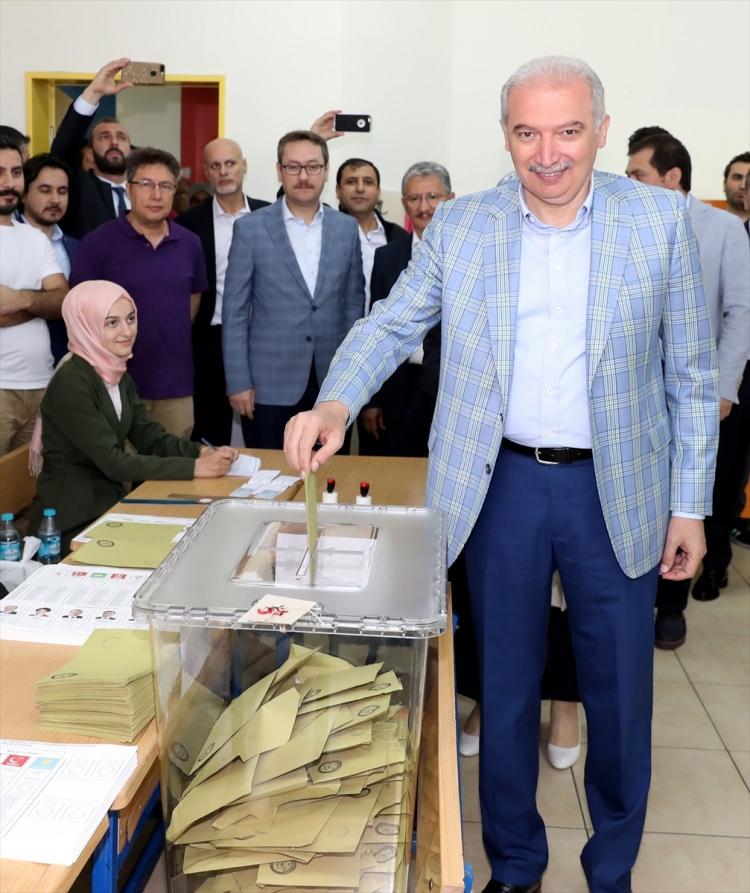 <p>İstanbul Büyükşehir Belediye Başkanı Mevlüt Uysal, Cumhurbaşkanlığı ve 27. Dönem Milletvekili Seçimi için oyunu Başakşehir 5. Etap'taki Fatih Sultan Mehmet İlkokulu'nda kullandı.</p>
