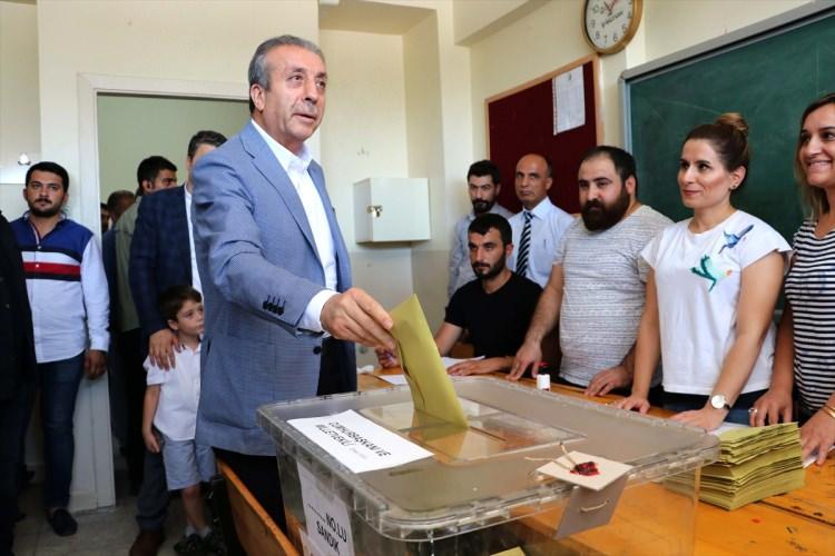 <p>Cumhurbaşkanı ve 27. Dönem Milletvekili Genel Seçimi'nde AK Parti Genel Başkan Yardımcısı ve Diyarbakır birinci sıra adayı olan Mehdi Eker, oyunu Yenişehir Rekabet Kurumu Cumhuriyet Anadolu Lisesi'nde 1038 No'lu sandıkta kullandı.</p>
