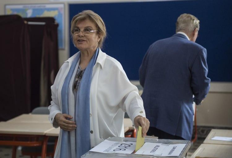 <p>Eski başbakanlardan Tansu Çiller ve eşi Özer Uçuran Çiller, oyunu Sarıyer'deki Yeniköy İlkokulu'nda kullandı. Saat 12.00 sıralarında okula gelen Tansu Çiller oyunu kullandı. Sandığa zarfı attıktan sonra basın mensuplarına bir açıklama yapan Çiller, "Bugün adeta bir bayram havası içerisinde seçim şöleni havasında herkes huzurla sandıklara gidiyor. Bu çok güzel bir şey demokrasimiz, demokrasi kültürümüz açısından güzel bir örnek hayırlı bir resim. Sonuçların ülkemize hayırlı olmasını diliyorum" dedi. </p>

<p> </p>
