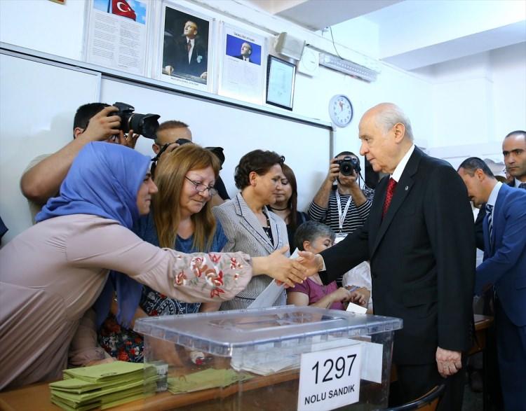 <p>Türkiye, Cumhurbaşkanını ve 27. dönem parlamentosunu belirlemek üzere sandık başına gitti. MHP Genel Başkanı Devlet Bahçeli, Anıttepe Ortaokulu’ndaki 1297 no’lu sandıkta oyunu kullandı.</p>